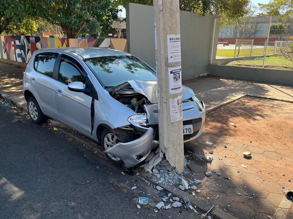 Foto 6 de 7 — Motorista fica gravemente ferido após bater carro contra poste na Vila Xavier, em Araraquara
